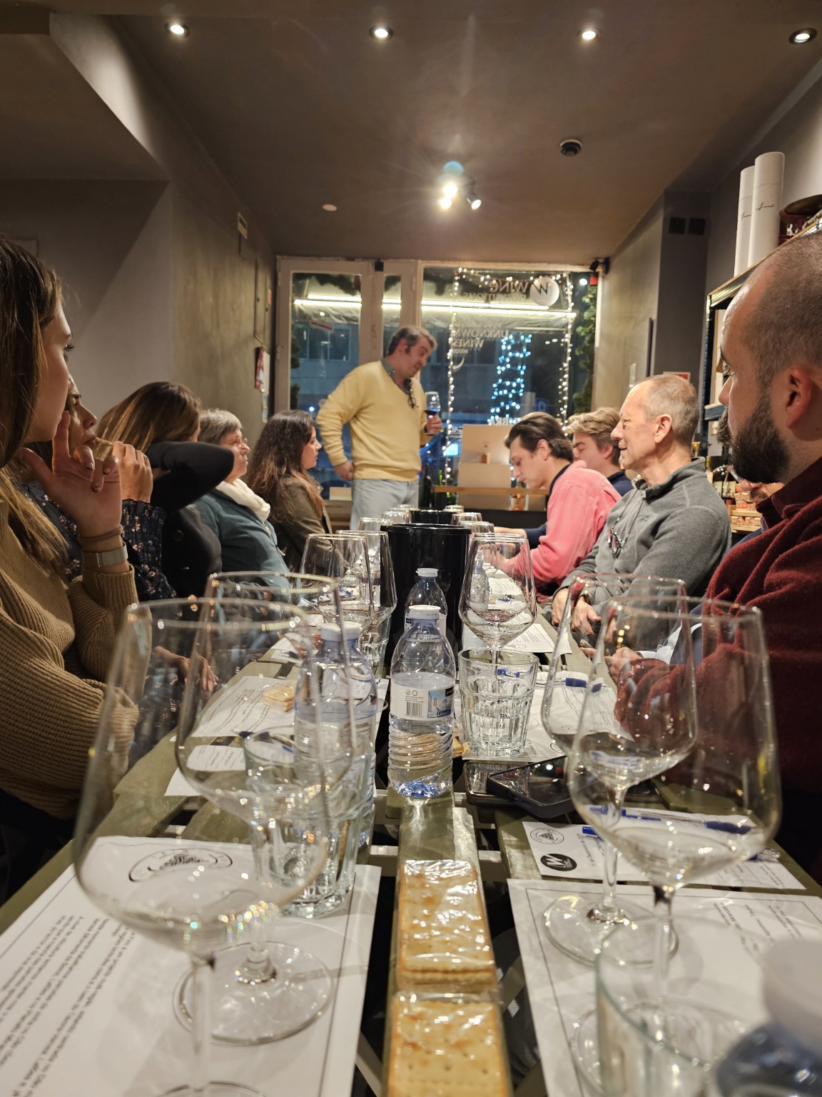 Participantes reunidos à mesa durante uma prova de vinhos na Winenonymous